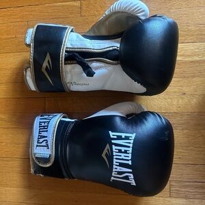 Everlast PowerLock OG Synthetic Leather Gloves in black & white, 16oz